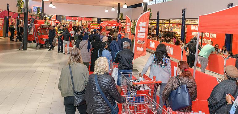 Dirk van den Broek opent eerste supermarkt in Purmerend